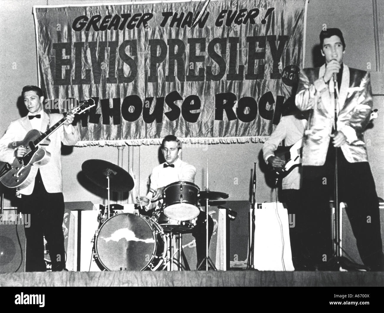 ELVIS PRESLEY with the Blue Moon Boys in 1957 promoting Jailhouse Rock. Scotty Moore at left and D J Fontana on drums Stock Photo