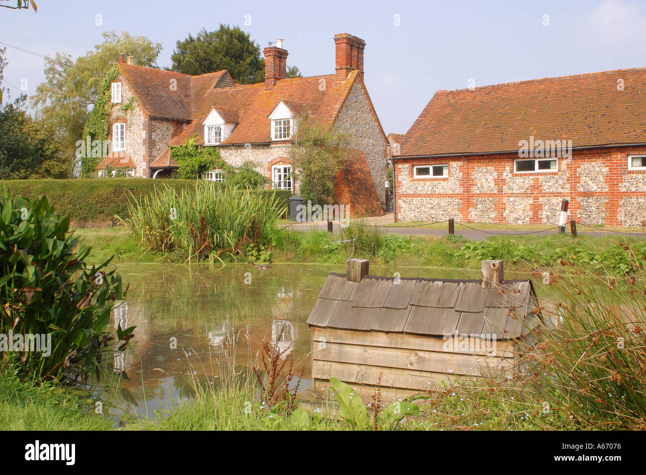 Pond infront of Farmhouse in the Chilterns Stock Photo - Alamy