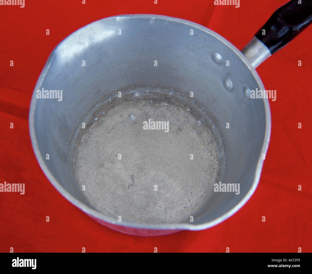Aluminium saucepan in a dangerous condition with aluminium oxide