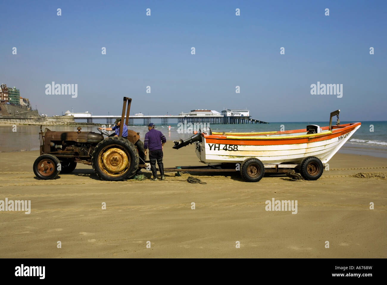 Cromer crab fishermen and fishing boat Stock Photo Alamy