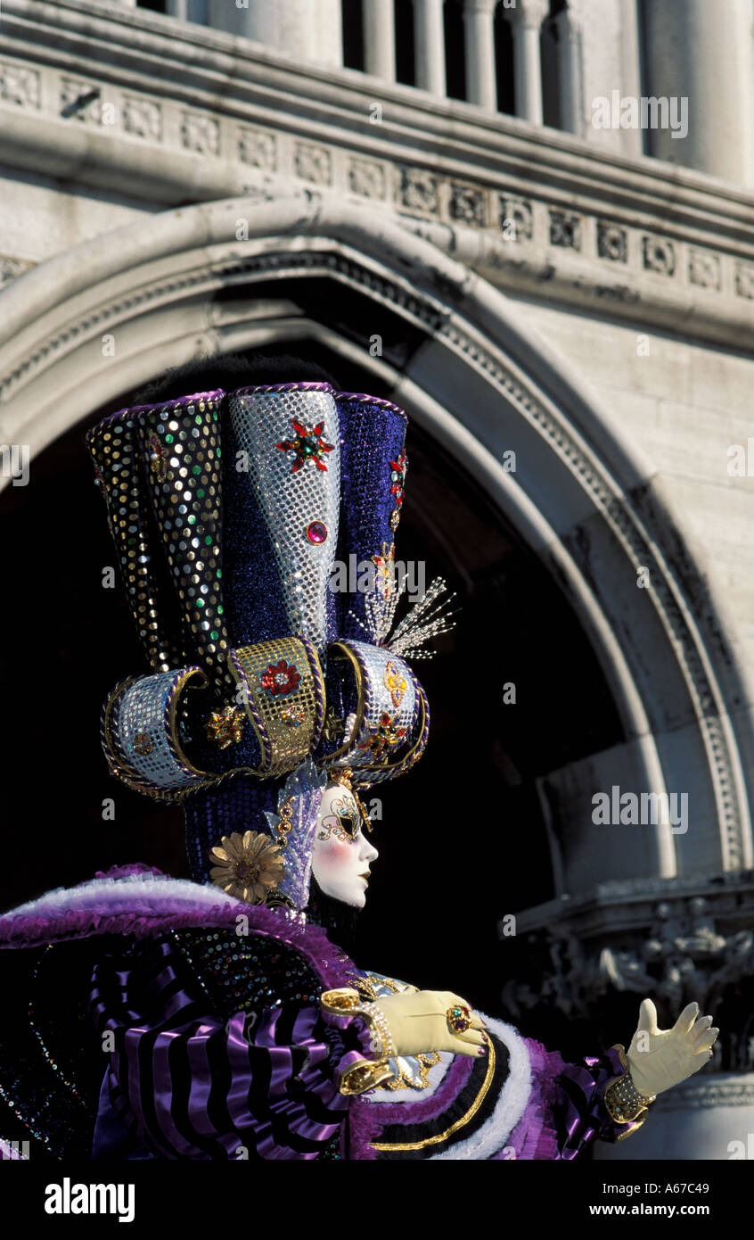 Venice carnival figures italy hi-res stock photography and images - Alamy