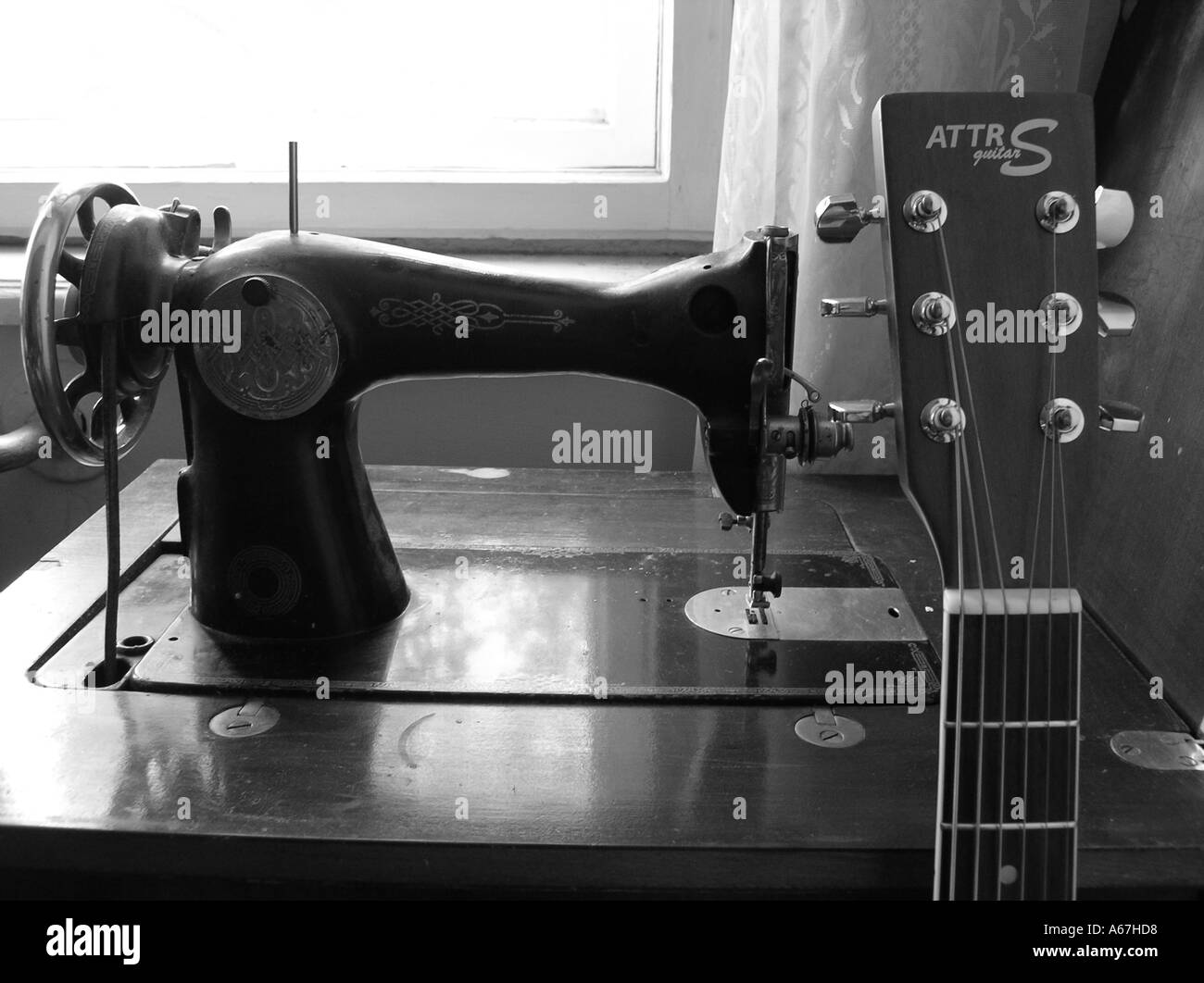 Old singer sewing machine Black and White Stock Photos & Images Alamy