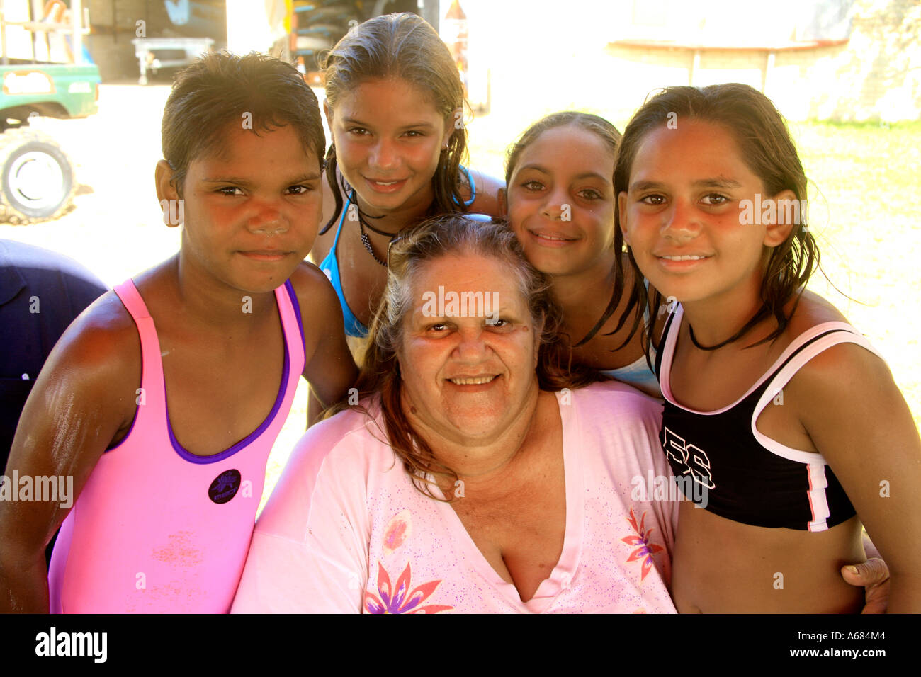 Derfor forhåndsvisning klo Australian aboriginal children with Granny Joyce Doyle at Narrabeen in  Sydney Australia Stock Photo - Alamy