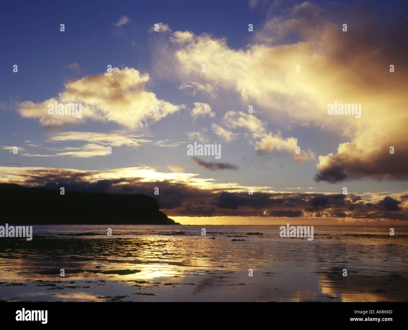 dh  WARBETH BEACH ORKNEY Golden sunset over North Atlantic Ocean and Kame of Hoy sea coast dusk evening Stock Photo
