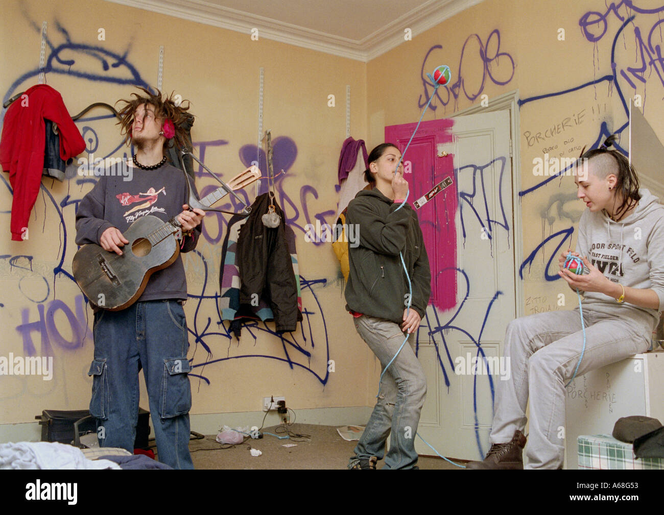 кройцберг сквот. сквот коммуна. сквот панк. сквоттер это. лютер сквоттер.