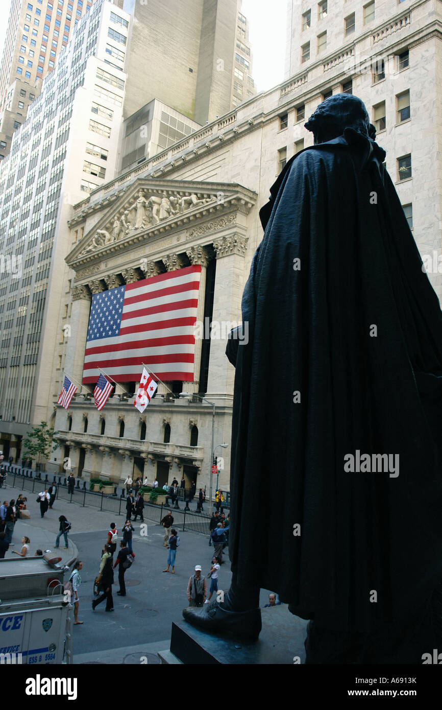 New York Stock Exchange and George Washington Statue in New York City ...