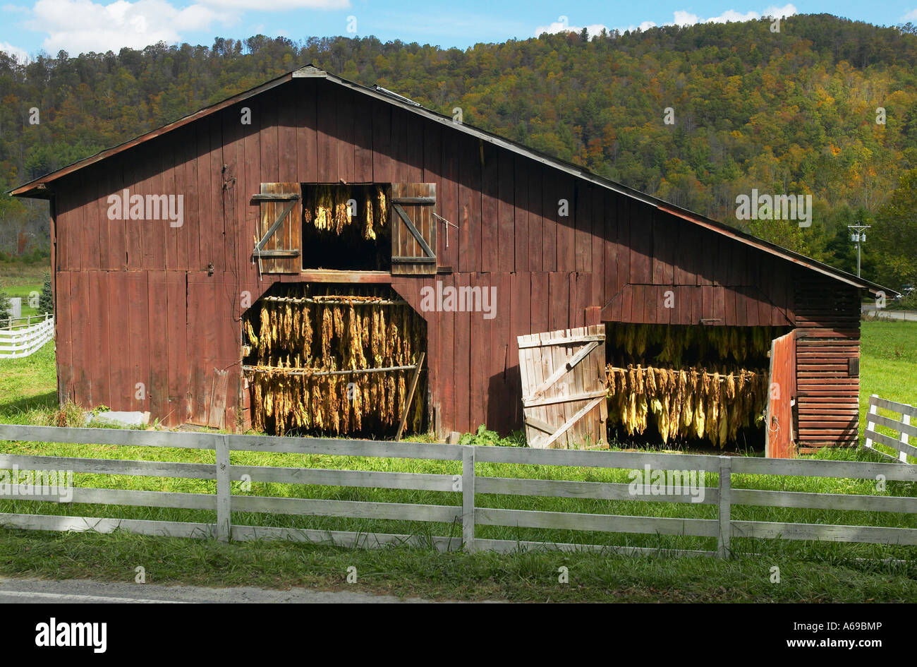 Tobacco Barn Valle Crucis North Carolina U S A Stock Photo