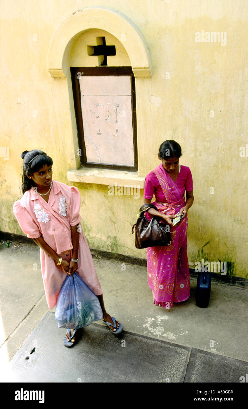 Sri Lanka women pasengers waiting on Pinnewala station platform Stock Photo