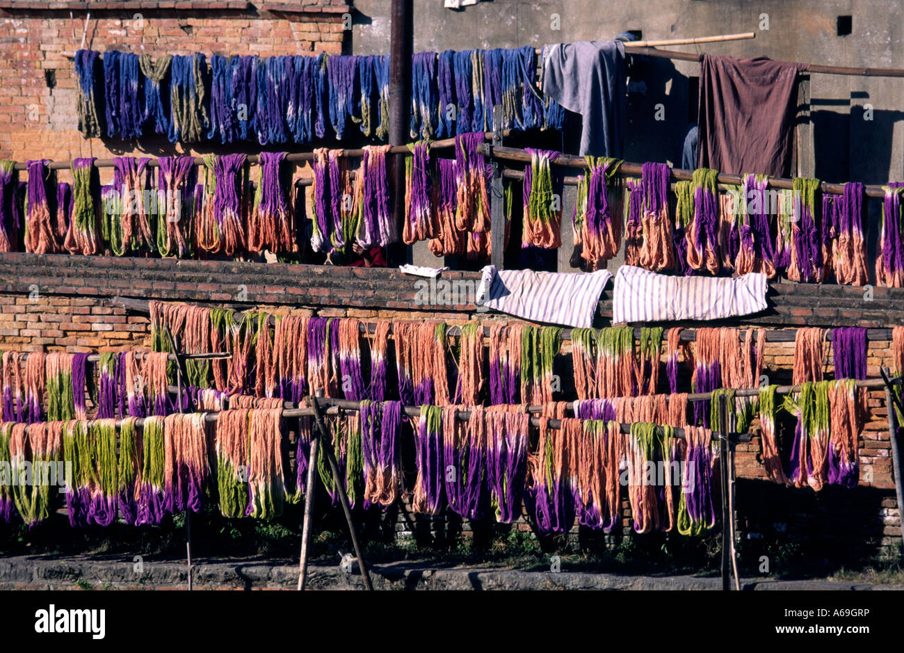 Nepal Bhaktapur tie dyed yarn drying at the Naga Pokhari tank Stock