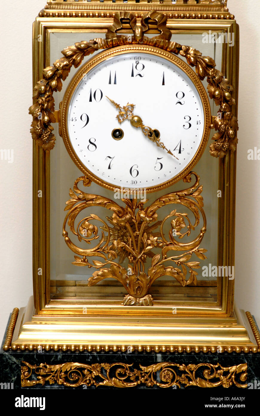 Antique mantle clock hi-res stock photography and images - Alamy