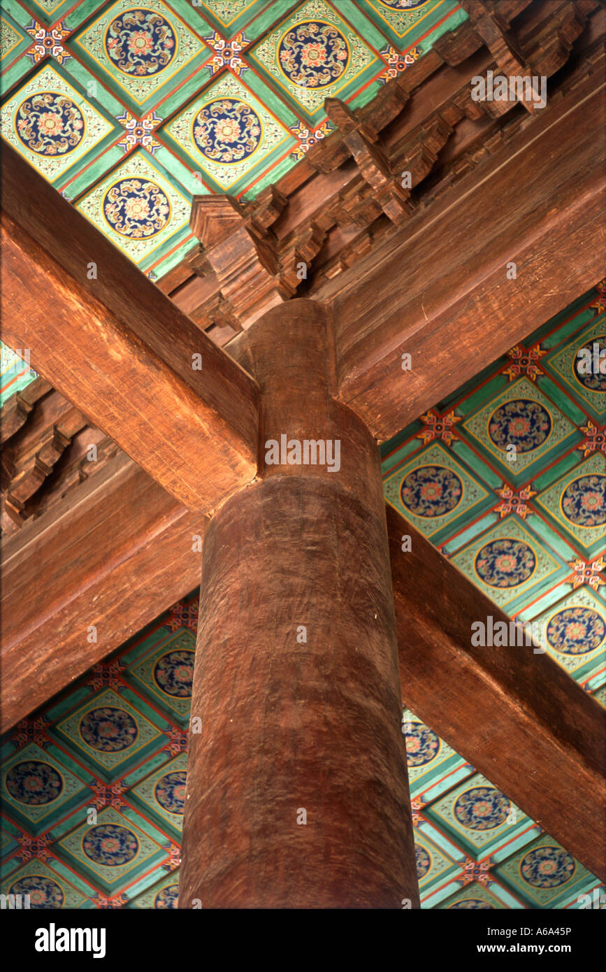 China, colossal 13 meter nanmu carved fragrant cedar column supporting huge weight of roof, topped with elaborate bracket sets Stock Photo