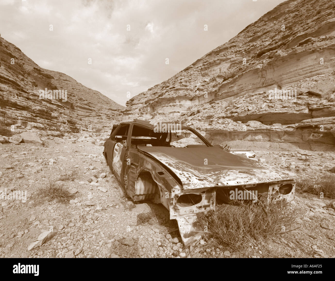 Old abandoned car in an Arabian desert Stock Photo - Alamy