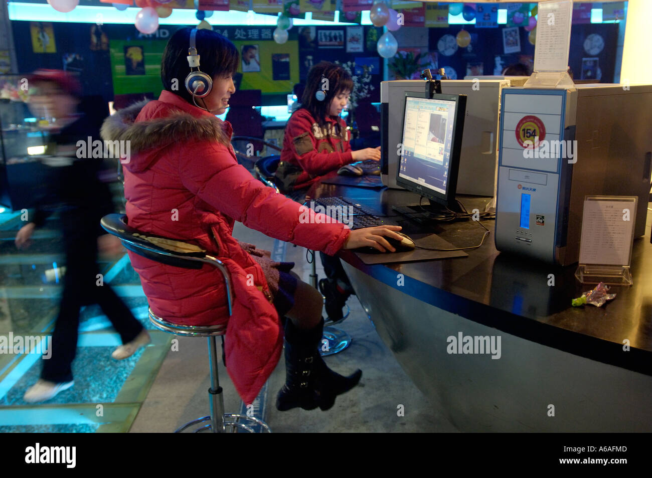 Chinese girls chatting online in an internet cafe in Beijing, China. 13-Jan-2006 Stock Photo