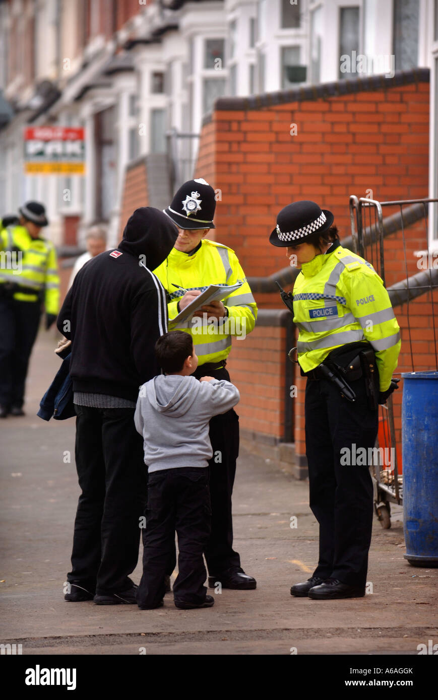 A POLICEMAN AND POLICEWOMAN TALK TO LOCAL RESIDENTS IN BIRMINGHAM AFTER A SERIES OF TERRORISM RELATED RAIDS JAN 2007 Stock Photo