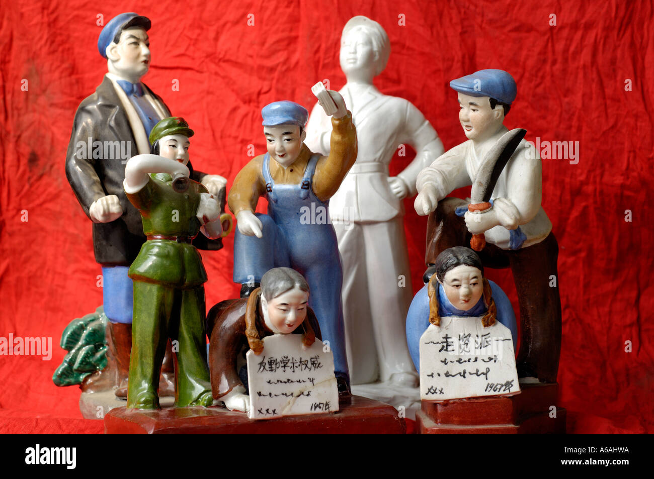 Ceramics Red Guards during the Cultural Revolution at an antique market in Nanchang, Jiangxi,  China. 2006 Stock Photo