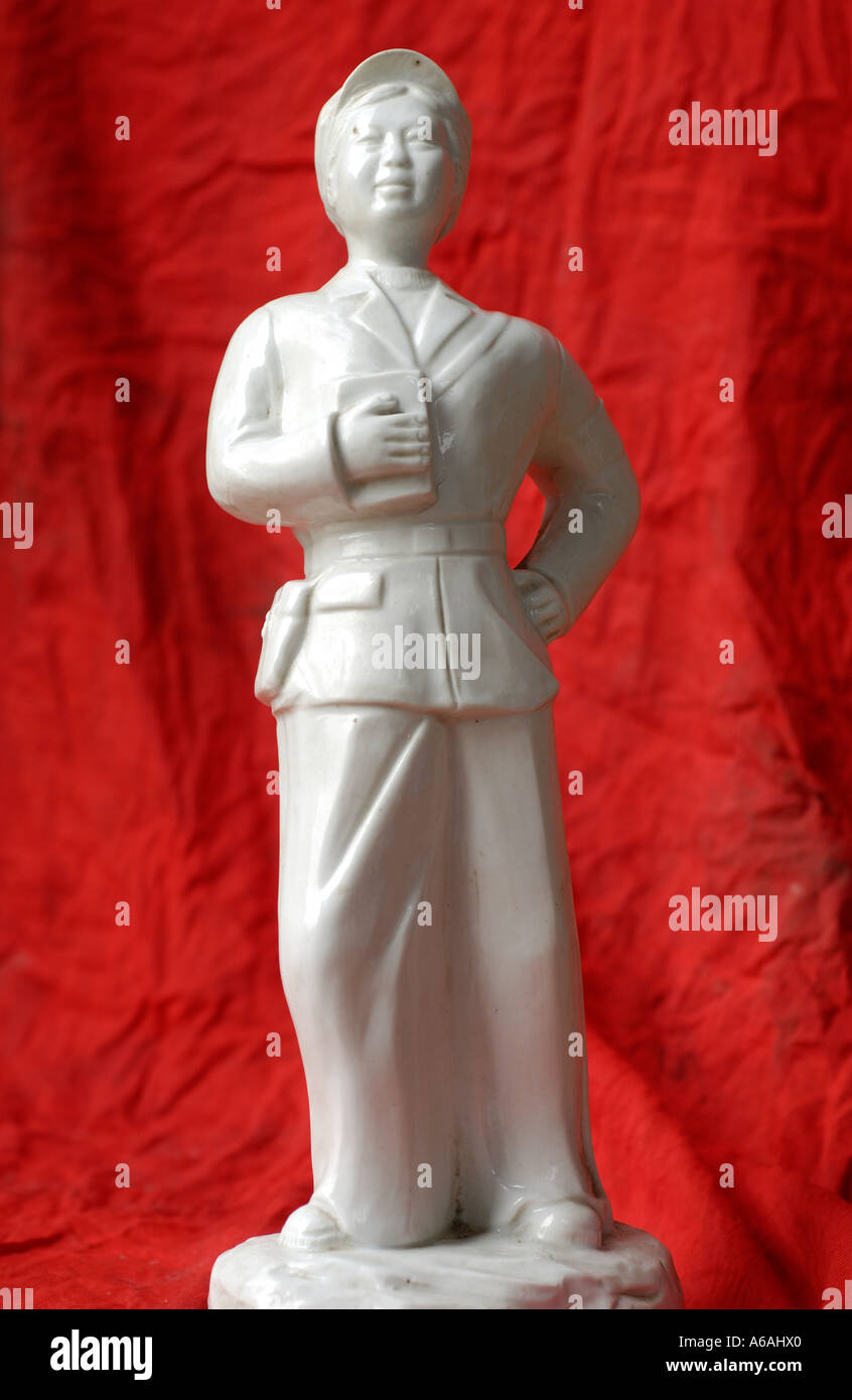 Ceramics Mao's wife Jiang Qing during the Cultural Revolution at an antique market in Jiangxi,  China 2006 Stock Photo