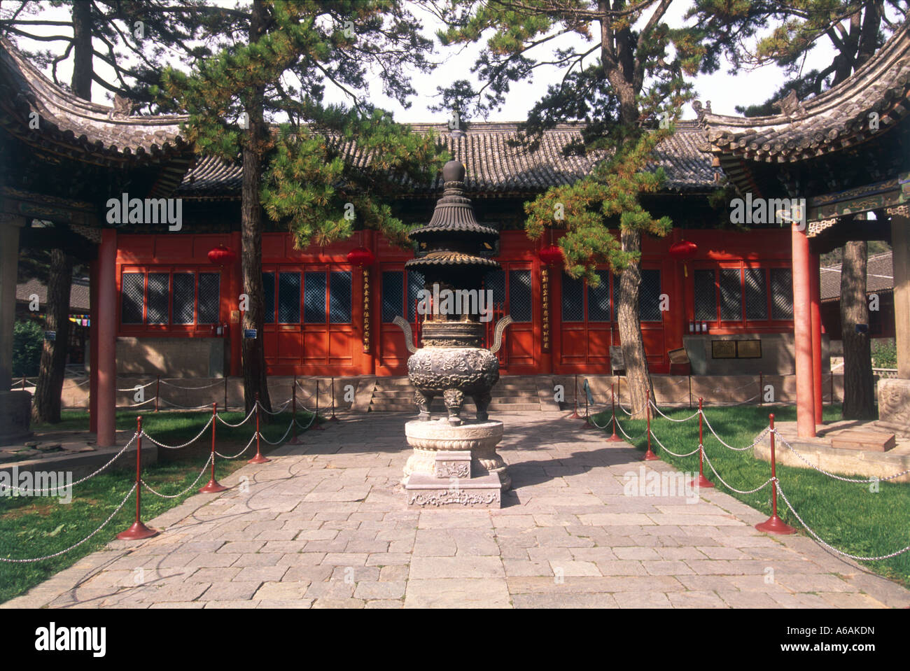 China, Shanxi, Taihuai, Wutai Shan, Tayuan Si, Great White Dagoba (Da bai Ta), incense burner Stock Photo