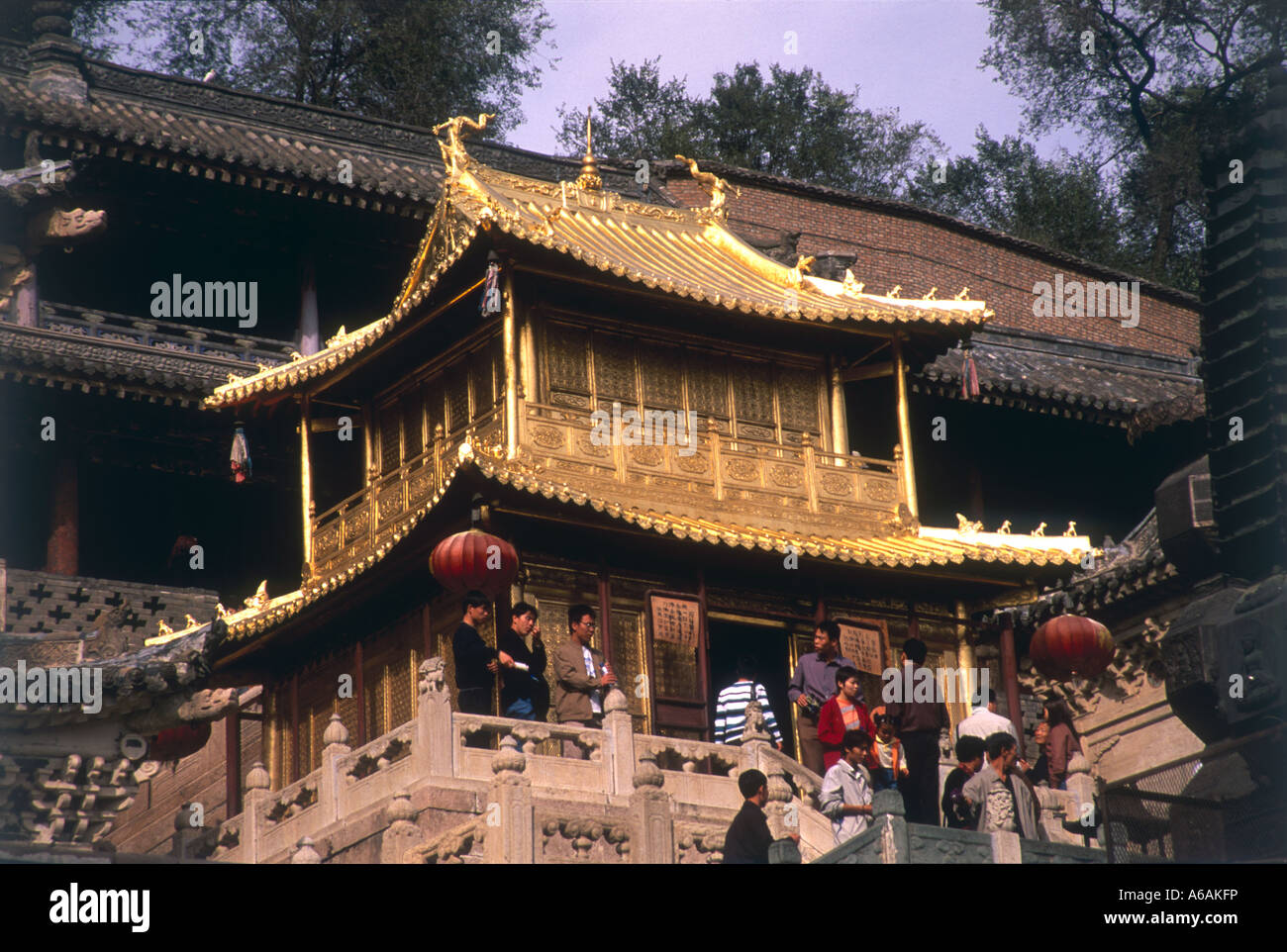 China, Shanxi, Taihuai, Wutai Shan, Xian Tong Si, visitors on steps and galleries of temple Stock Photo