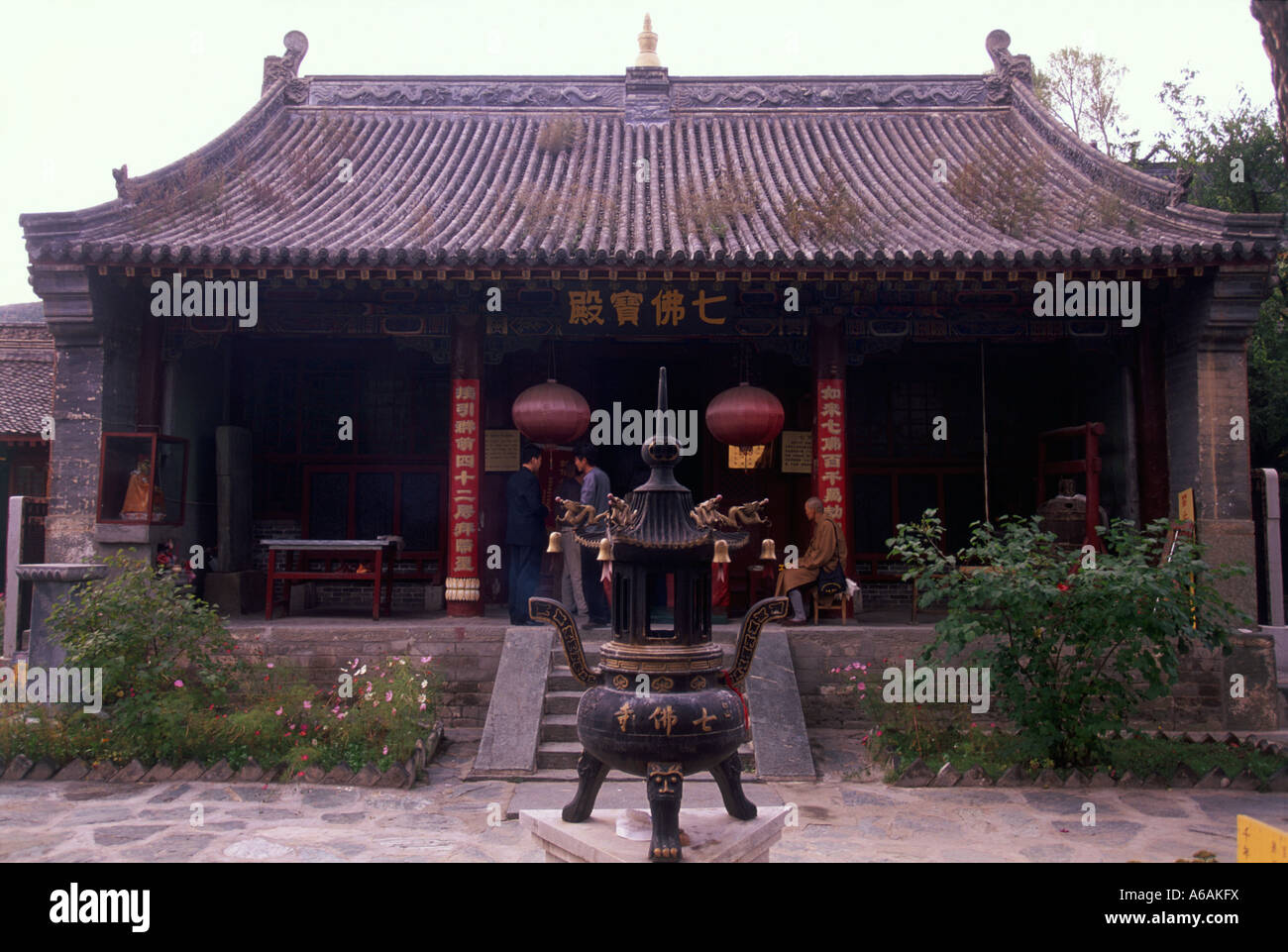 China, Shanxi, Taihuai, Wutai Shan, Qi Fo Si, incense burner in front of temple Stock Photo