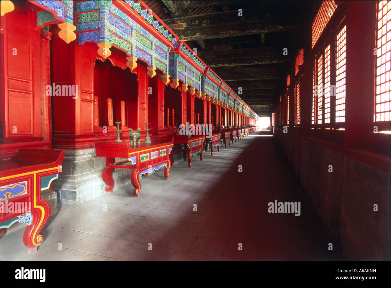 China, Shandong, Qufu, Confucius Temple (Kong Miao), colorful covered corridor Stock Photo