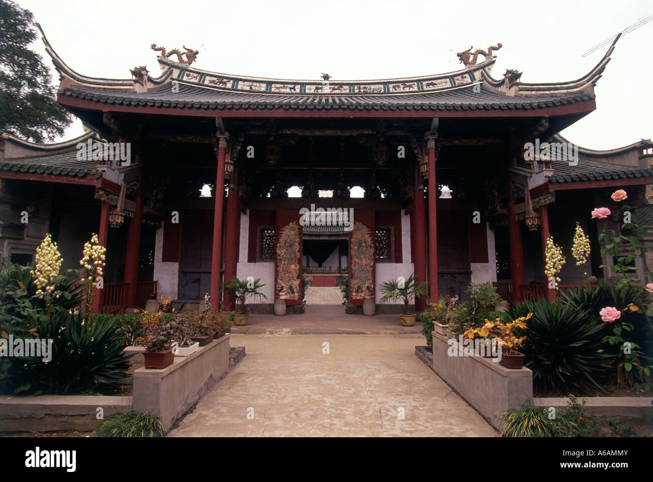 China, Shandong Peninsula, Yantai, gateway to Yantai Museum, housed in Qing dynasty guild hall Stock Photo