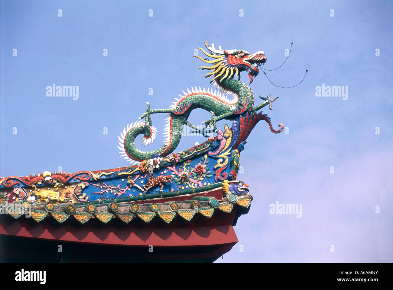 China, Fujian, Xiamen, Nan Putuo Si, colorful and decorated rooftop dragon on eave of active Buddhist temple Stock Photo