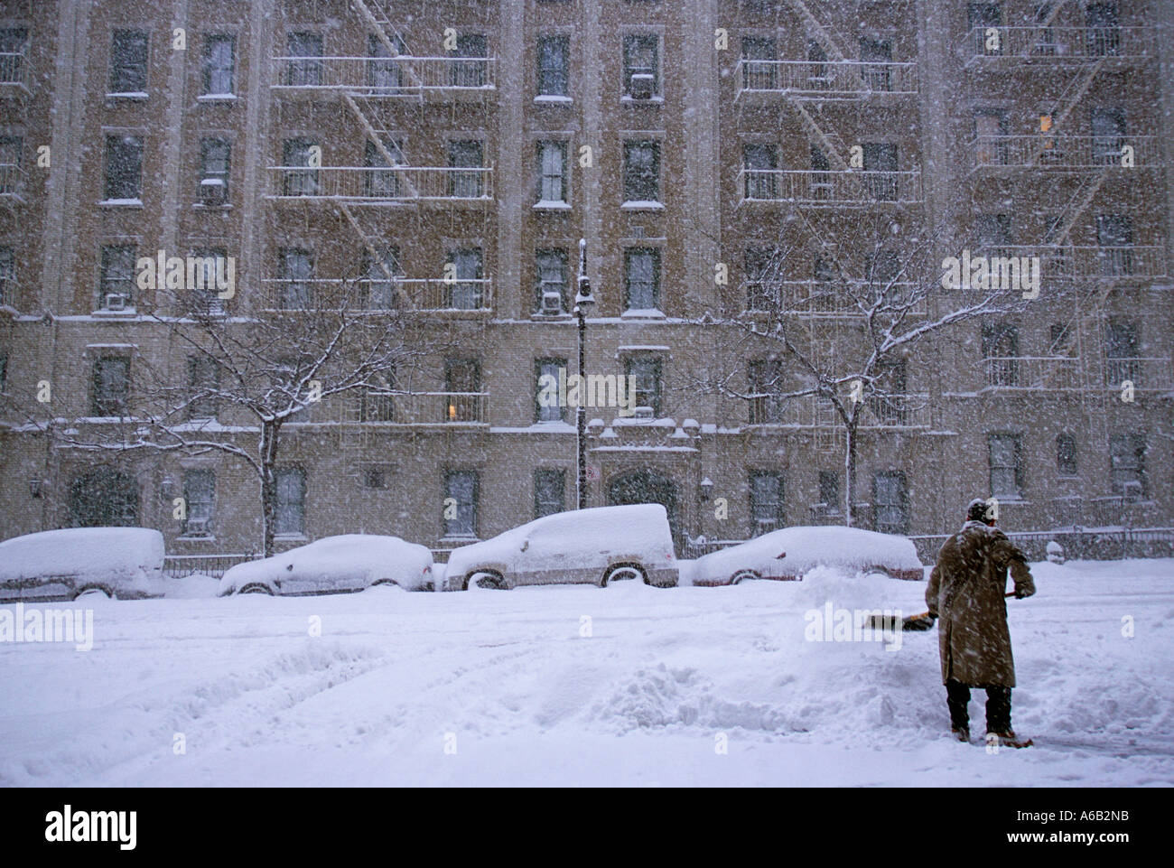 Snowing city houses in new york city hires stock photography and