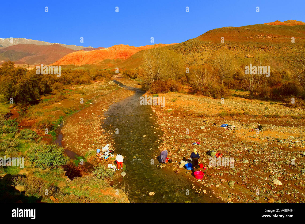 Women washing clothes in river hi-res stock photography and images - Alamy