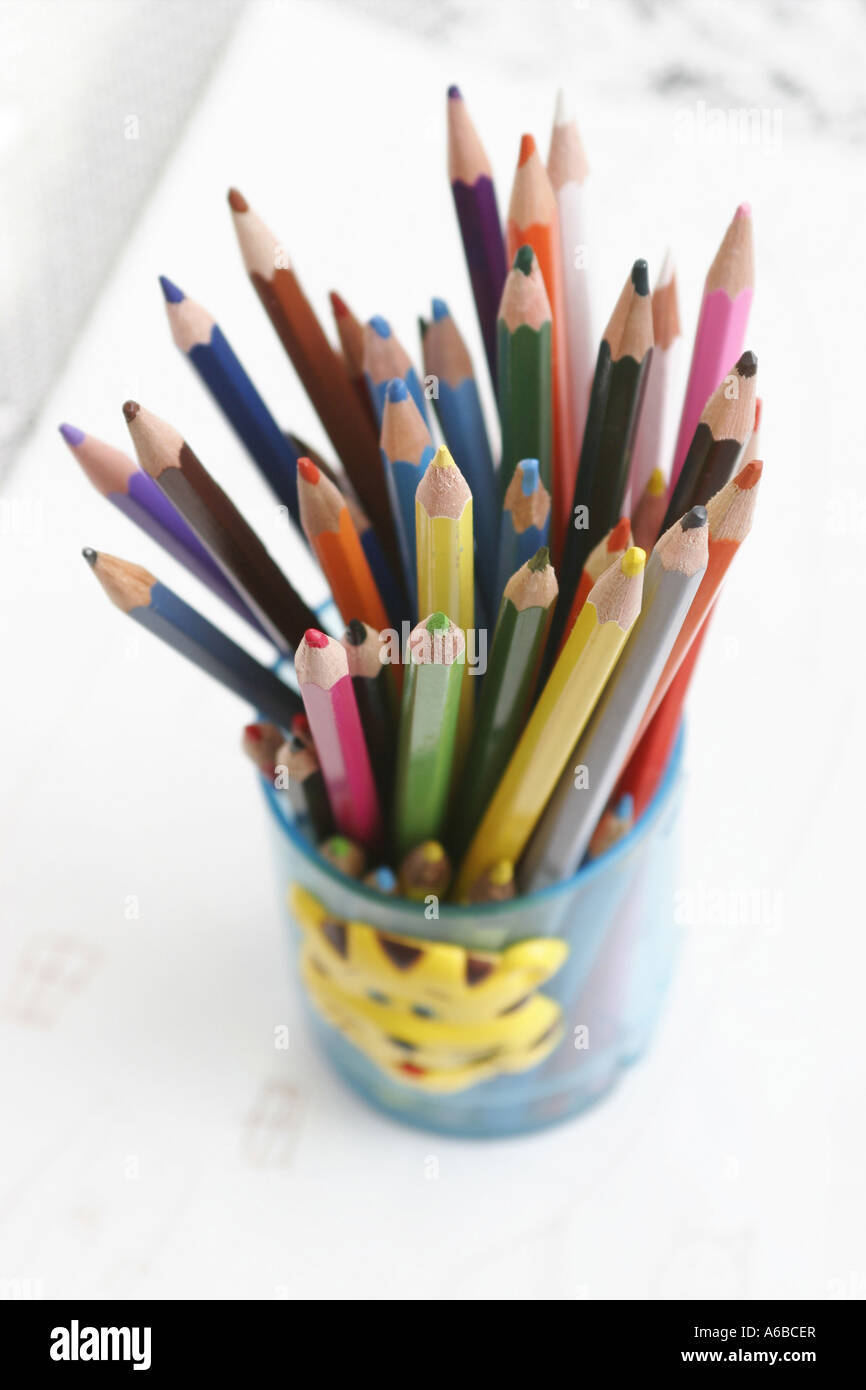 Bunte Stifte in einer Tasse, Crayons in a cup Stock Photo