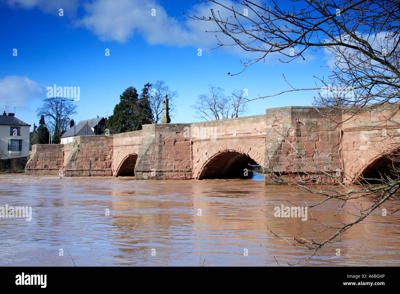 Wilton Bridge in Ross on Wye in Herefordshire over a flooded river Wye in early March 2007 Stock Photo