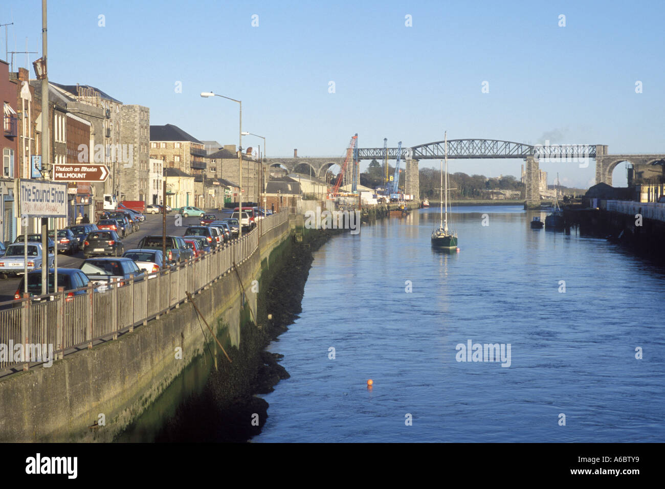 The Boyne River Passes Through Drogheda Stock Photo Alamy