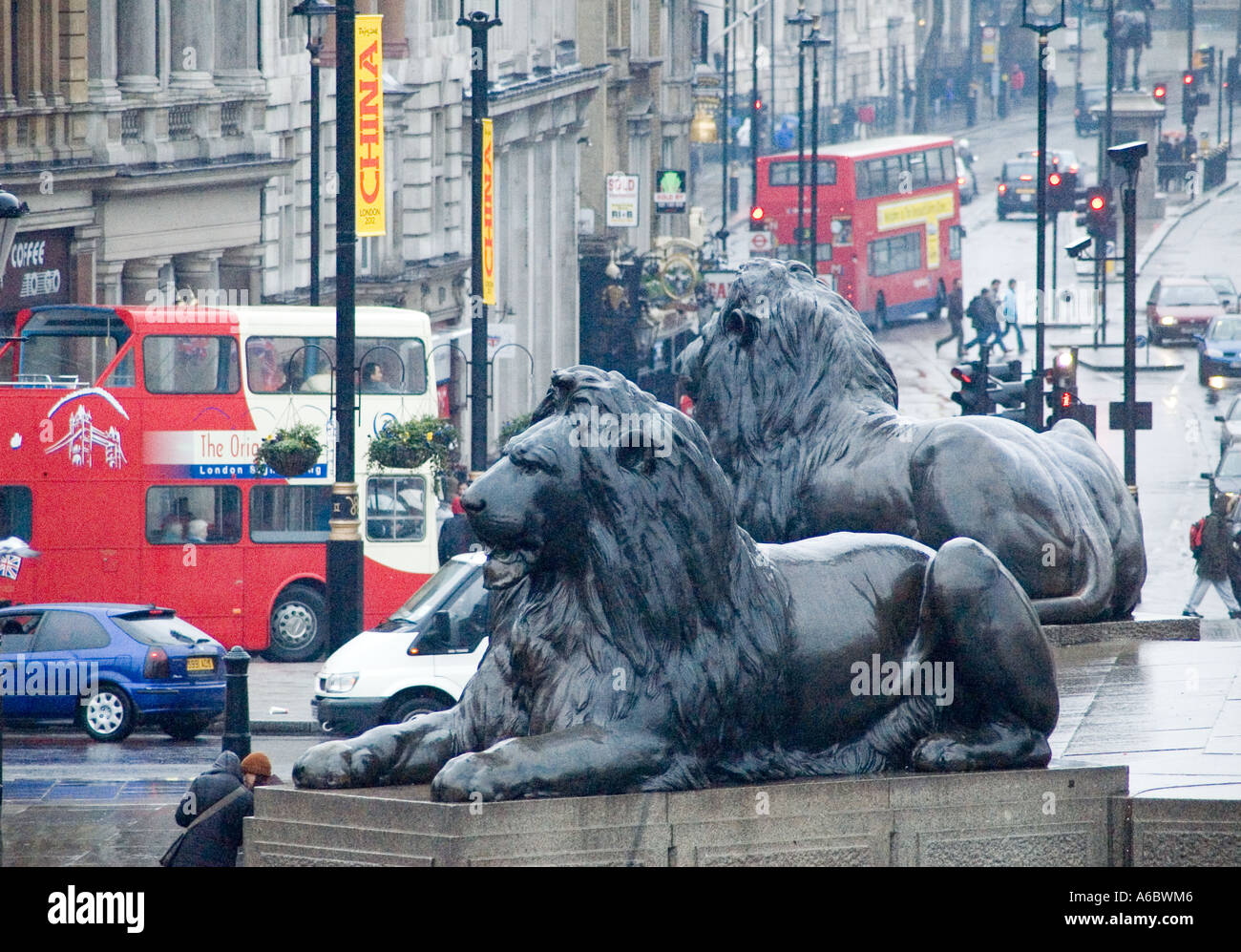 two-of-the-huge-lion-sculptures-in-trafalgar-square-london-stock-photo