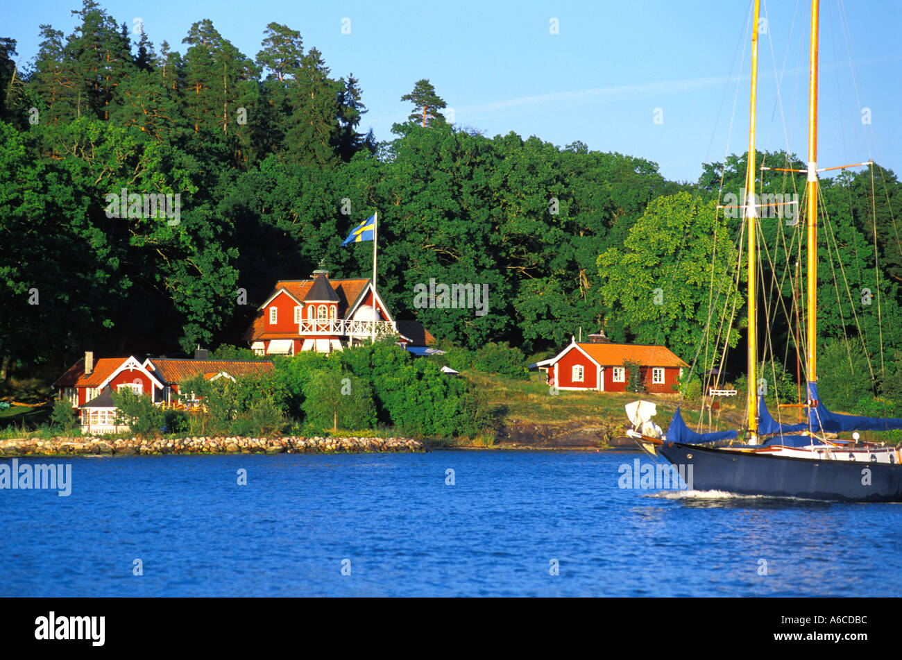 sweden-stockholm-stockholm-archipelago-traditional-red-house-on-an