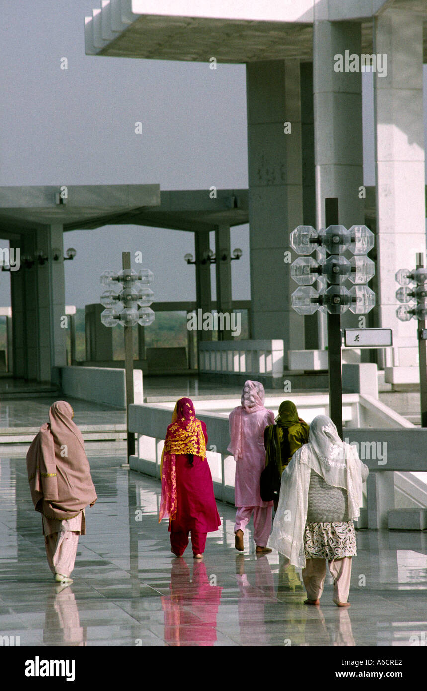 Pakistan Islamabad Religion Shah Faisal Mosque gift from Saudi Arabia women walking in courtyard Stock Photo