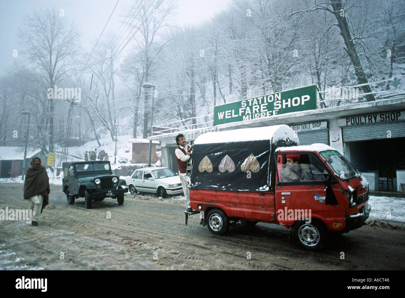 Pakistan Punjab Murree Hill Station minibus and jeep on snow bound road Stock Photo