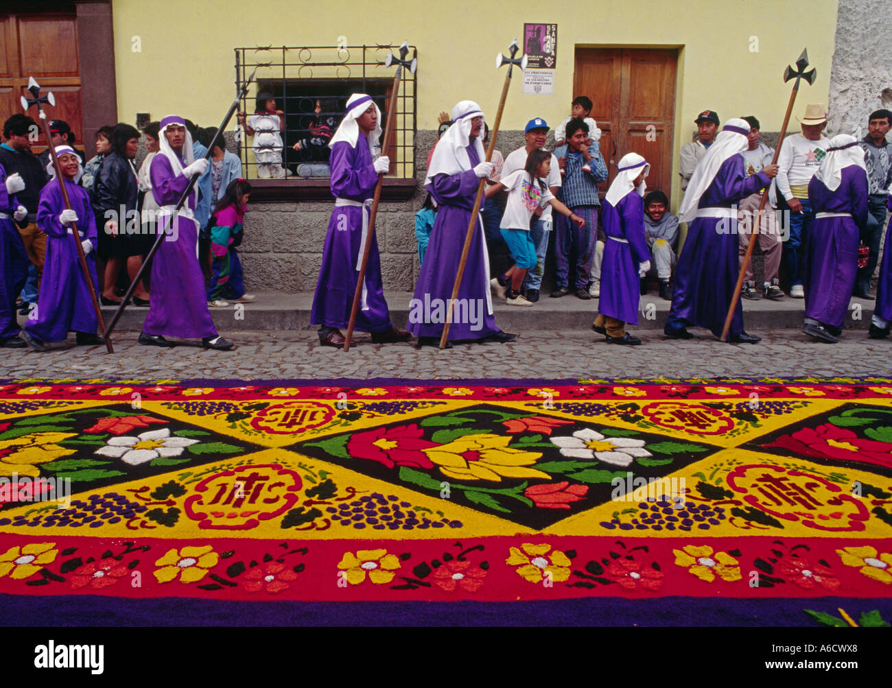 ALFOMBRA carpet made of sawdust and flowers for GOOD FRIDAY a tradition