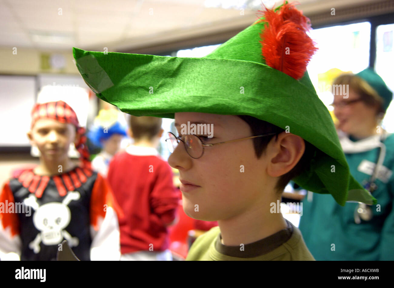 karneval carnival costume dressing up fancy dress kid robin hood robin of  sherwood green hat play male boy young youngster Stock Photo - Alamy