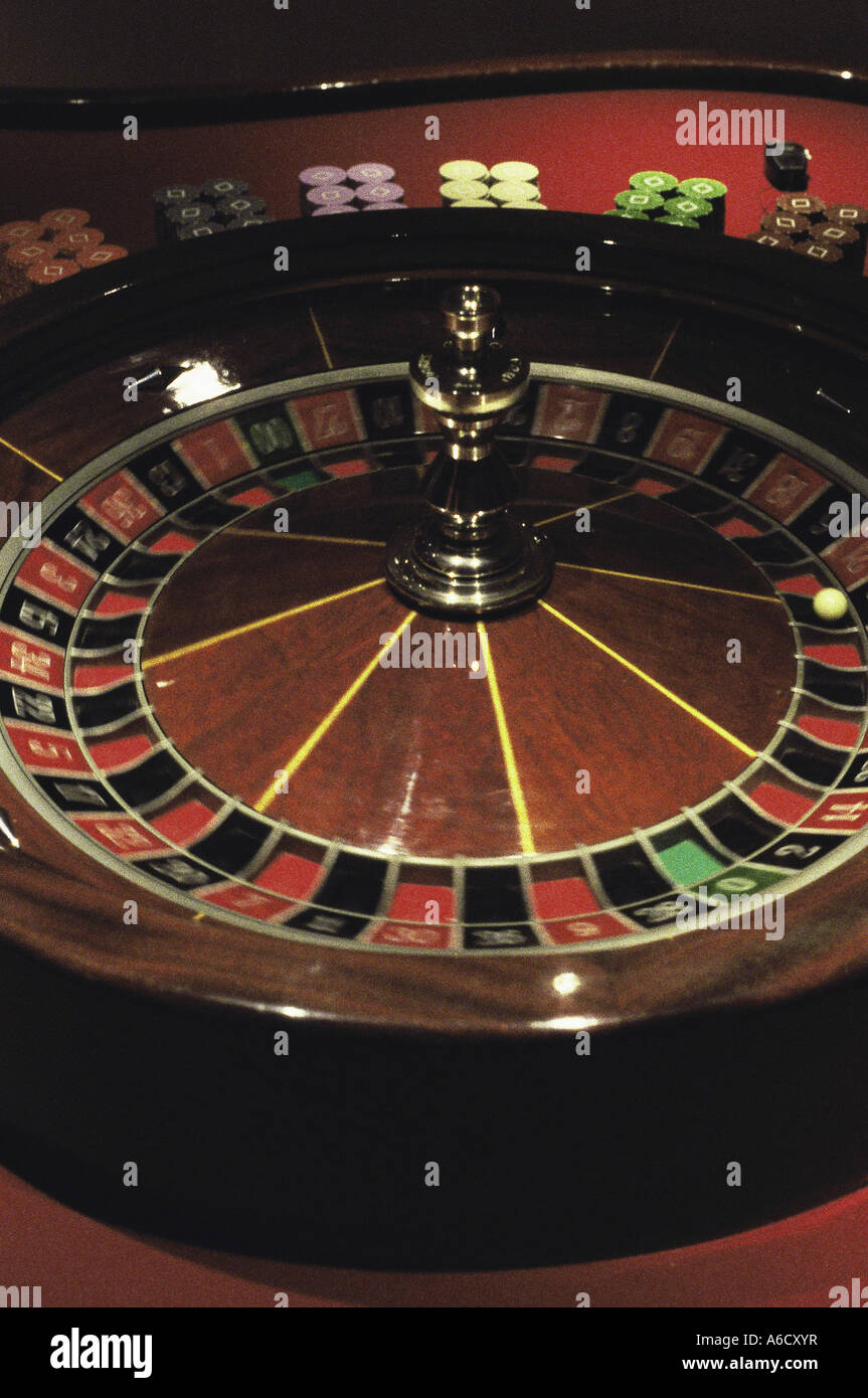 Roulette table and wheel Stock Photo - Alamy