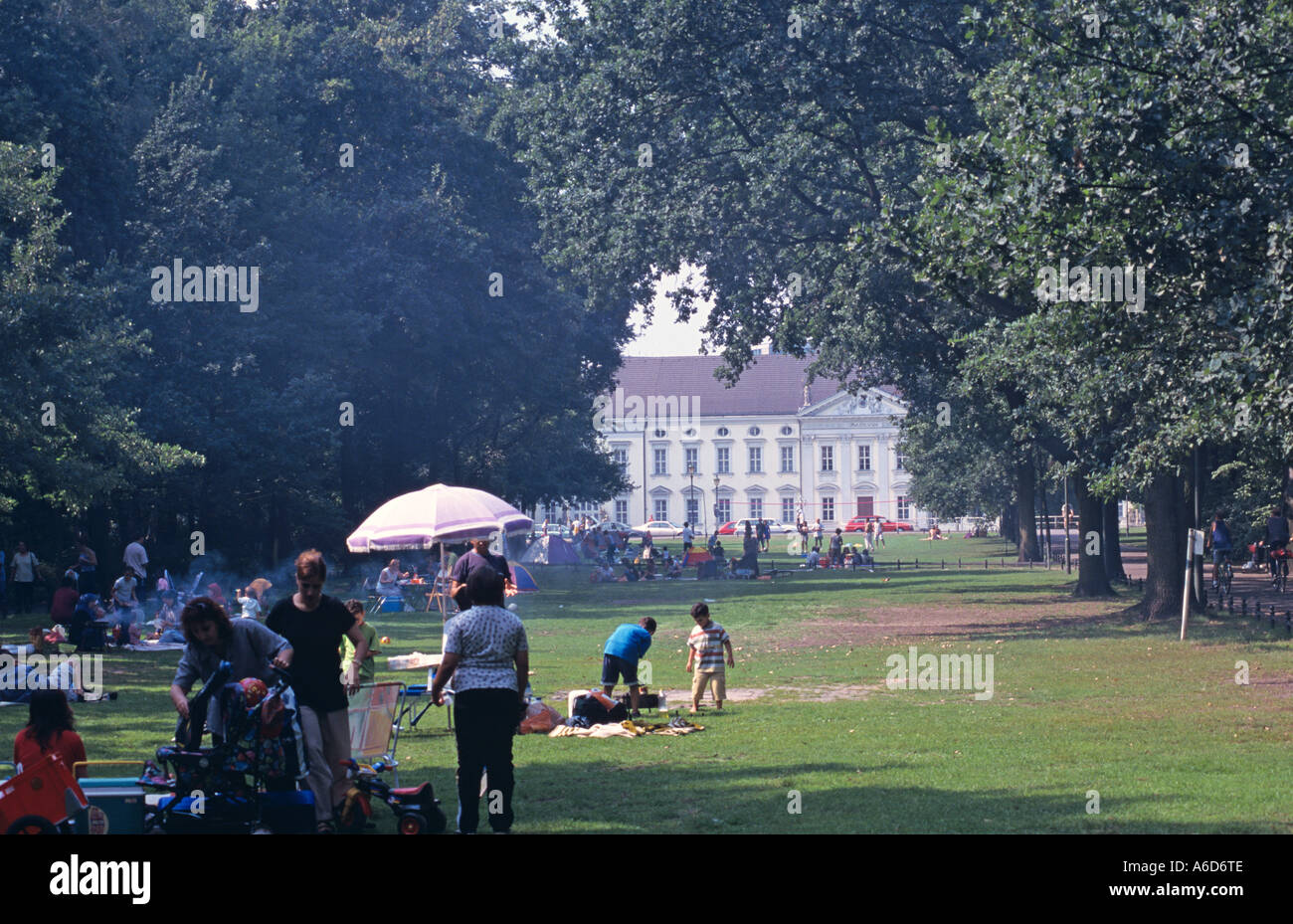 Grillen Im Park High Resolution Stock Photography and Images - Alamy