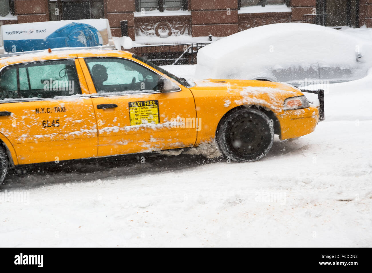 TAXI IN SNOW, NEW YORK CITY Stock Photo - Alamy