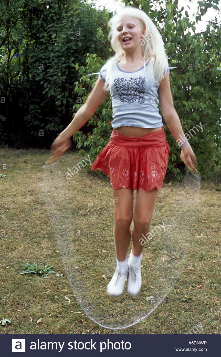 Skrattande Tonarsflicka Hoppar Hopprep Stock Photo Alamy Skrattande Tonarsflicka Hoppar Hopprep Stock Photo Alamy