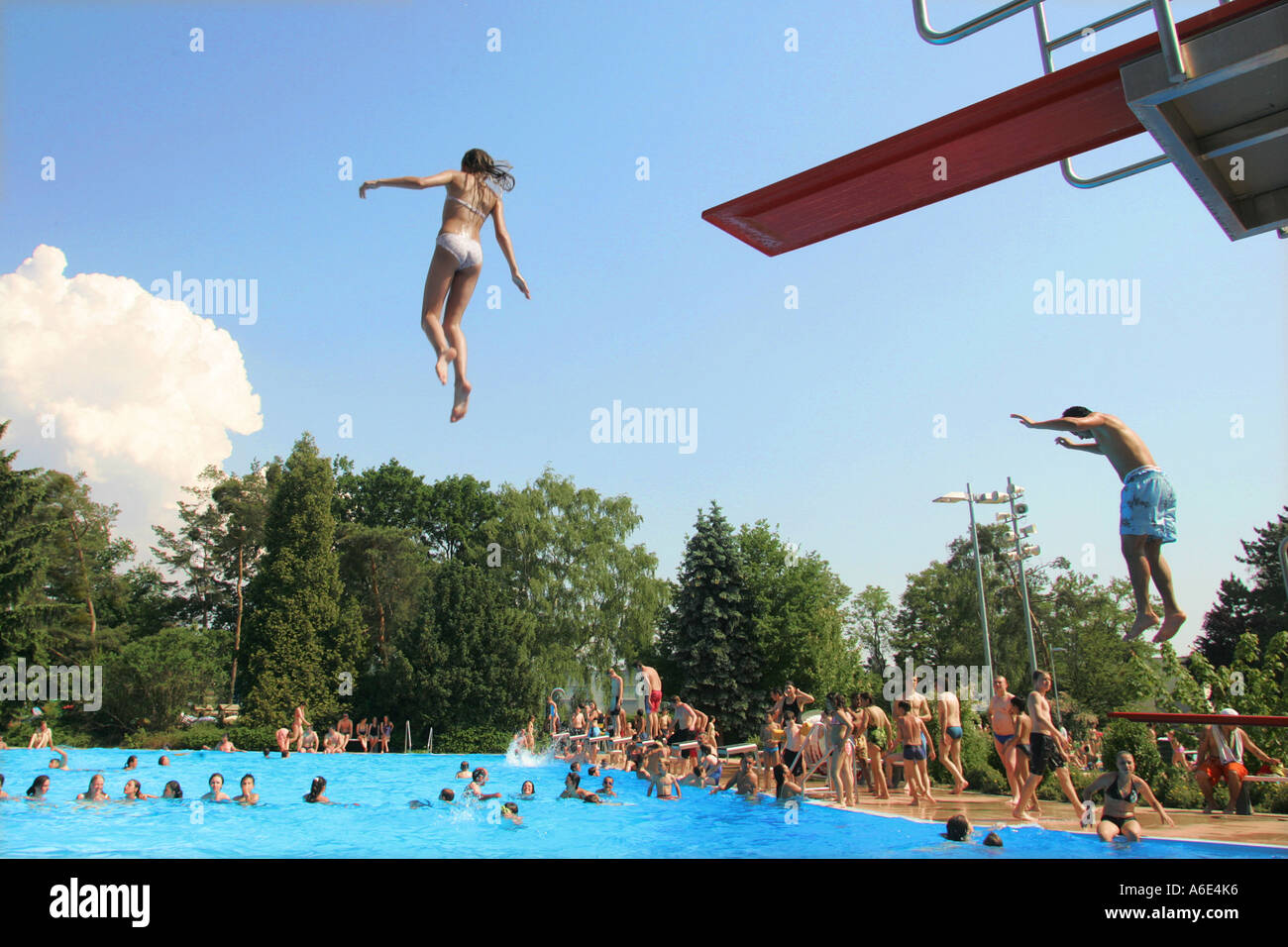 06.06.2005, Heidelberg, DEU, children jumps from the diving platform, hot summer at the swimming pool Stock Photo