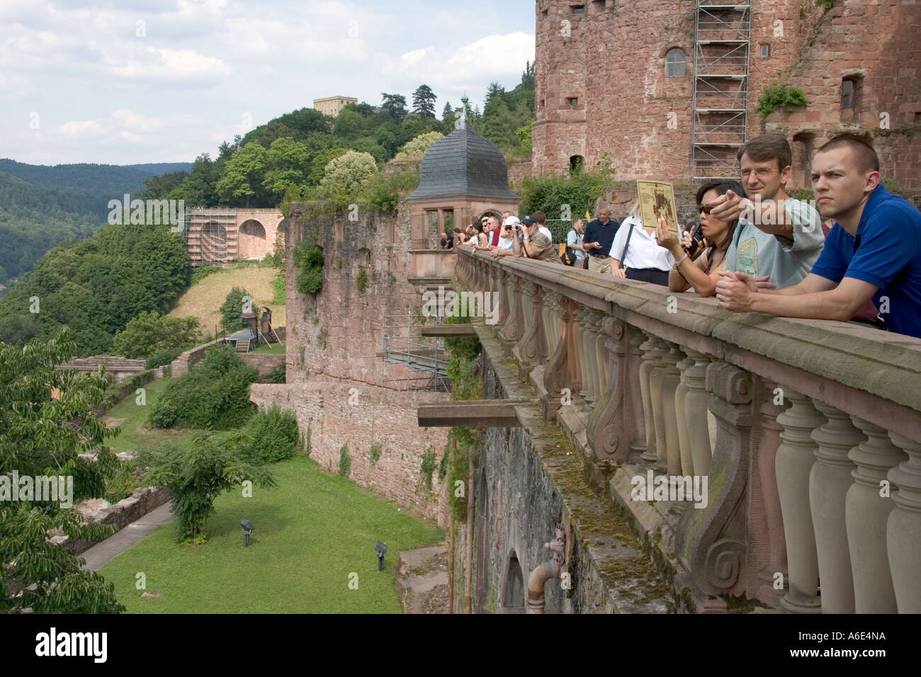 14.07.2005, Heidelberg, DEU, Japanese and American visitors in the Heidelberg Castle Stock Photo