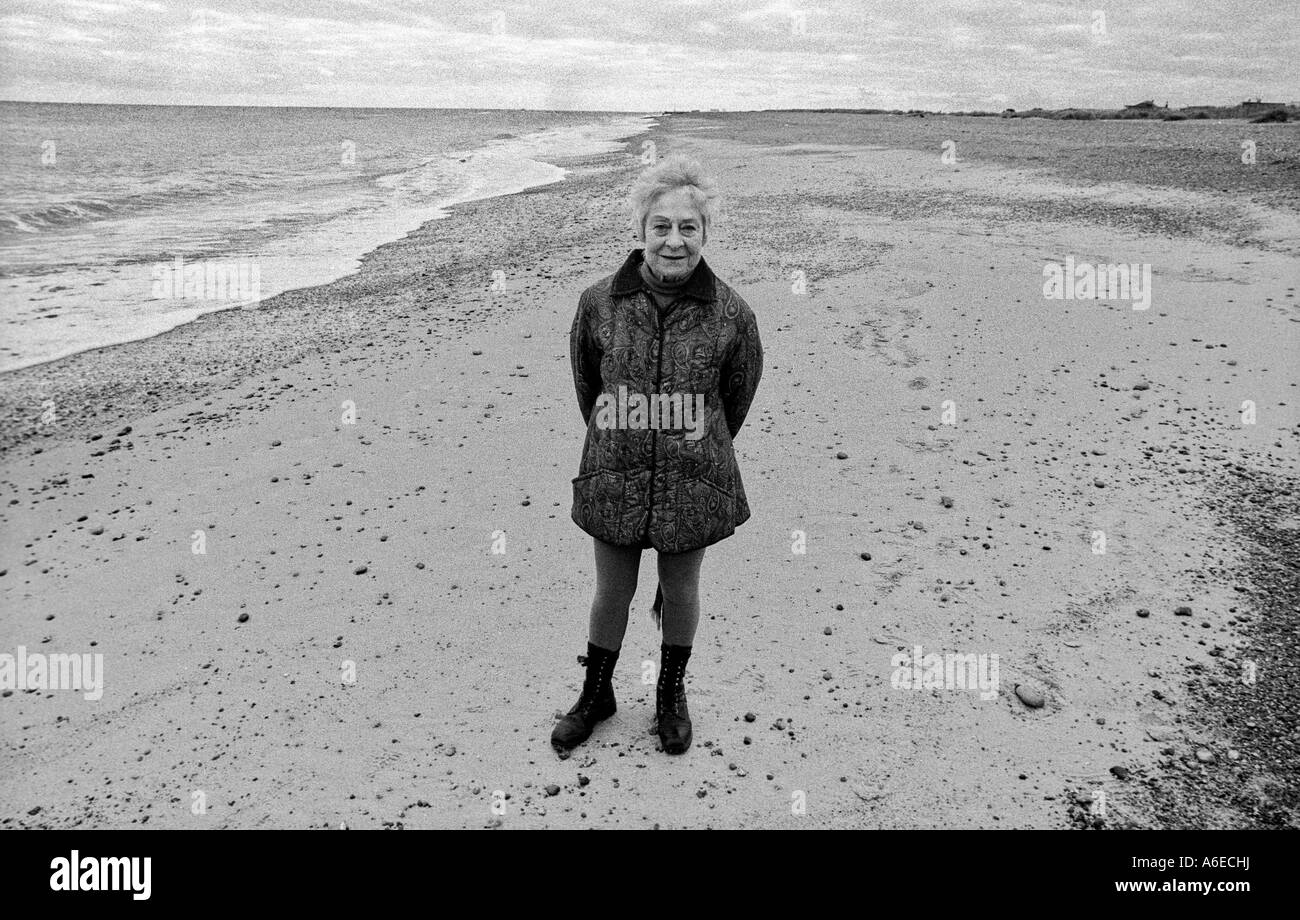 MARGARET MELLIS ARTIST ON SOUTHWOLD BEACH SUFFOLK ENGLAND Stock Photo