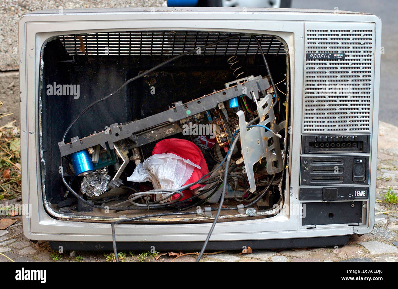 Smashed tv screen hires stock photography and images Alamy