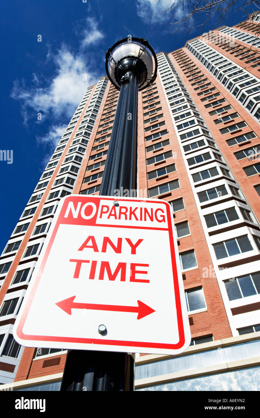 NEW YORK CITY ARCHITECTURE NO PARKING ANYTIME TRAFFIC SIGN Stock new-york-city-architecture-no-parking-anytime-traffic-sign-stock
