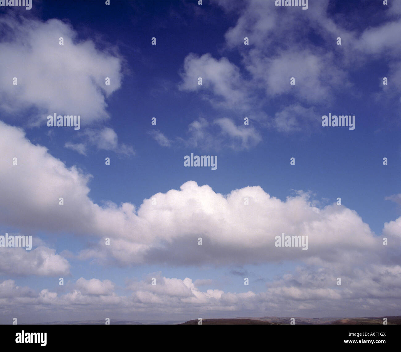 SUMMER BLUE SKY WITH WHITE CUMULUS CLOUDS UK Stock Photo - Alamy