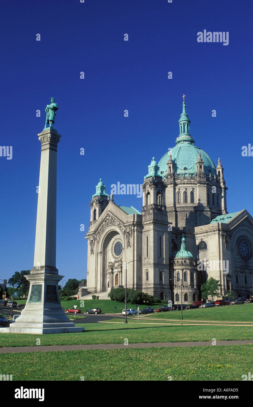 VICTORIAN HOMES IN CATHEDRAL HILL NEIGHBORHOOD IN ST. PAUL, MINNESOTA.  SPRING DAY Stock Photo - Alamy