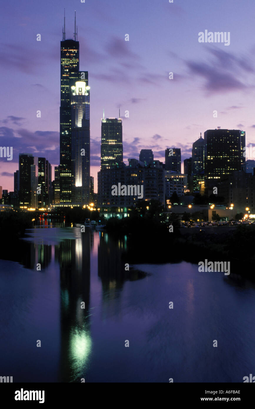 Night pictures of chicago hi-res stock photography and images - Alamy