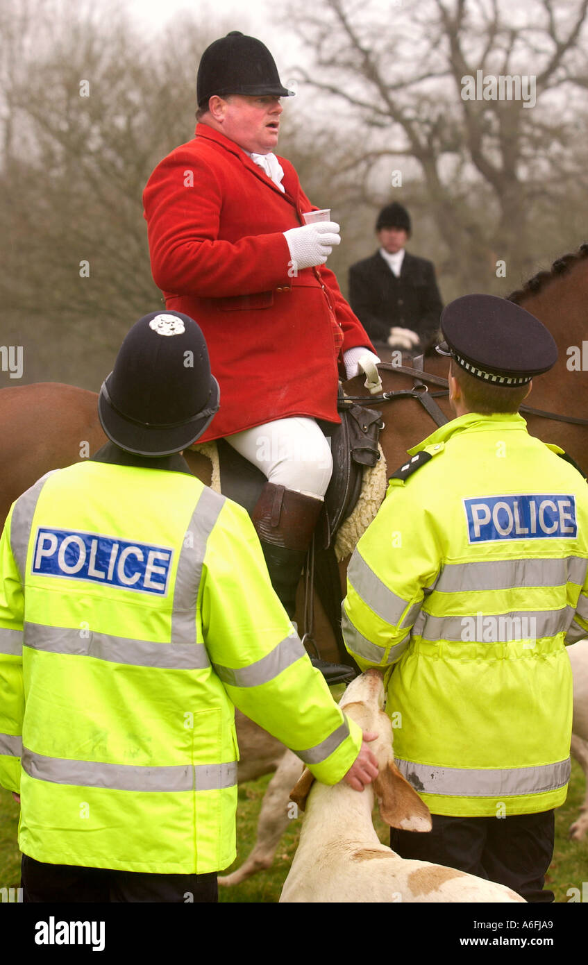 THE AVON VALE HUNT WILTSHIRE UK LAST DAY LEGAL HUNTING 17 FEB 2005 MASTER FOXHOUNDS JONATHON SEED TALKS TO POLICE MEETING NEAR C Stock Photo